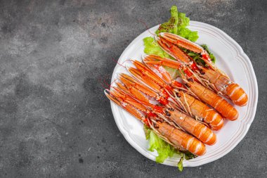 Karides Langoustine Lezzetli deniz ürünleri karidesler Masada taze yemek atıştırmalıkları Fotokopi uzay yiyecekleri arka plan kırsal manzarası 