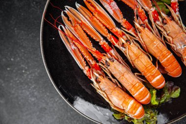 Karides Langoustine Lezzetli deniz ürünleri karidesler Masada taze yemek atıştırmalıkları Fotokopi uzay yiyecekleri arka plan kırsal manzarası 