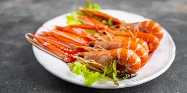 Karides Langoustine Lezzetli deniz ürünleri karidesler Masada taze yemek atıştırmalıkları Fotokopi uzay yiyecekleri arka plan kırsal manzarası 