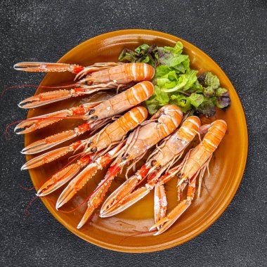 Karides Langoustine Lezzetli deniz ürünleri karidesler Masada taze yemek atıştırmalıkları Fotokopi uzay yiyecekleri arka plan kırsal manzarası 