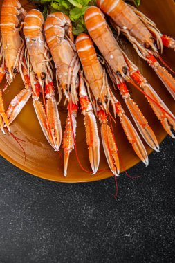 Karides Langoustine Lezzetli deniz ürünleri karidesler Masada taze yemek atıştırmalıkları Fotokopi uzay yiyecekleri arka plan kırsal manzarası 
