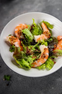 Karides salatası karidesler ya da langoustinler yeşil yaprak marulu taze yemek atıştırmalıkları fotokopi masasında yer alan yiyeceklerin arka plan kırsal üst görünümü 