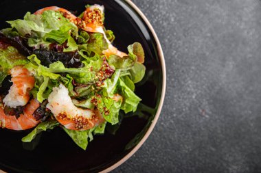 Karides salatası karidesler ya da langoustinler yeşil yaprak marulu taze yemek atıştırmalıkları fotokopi masasında yer alan yiyeceklerin arka plan kırsal üst görünümü 