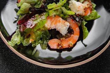 Karides salatası karidesler ya da langoustinler yeşil yaprak marulu taze yemek atıştırmalıkları fotokopi masasında yer alan yiyeceklerin arka plan kırsal üst görünümü 