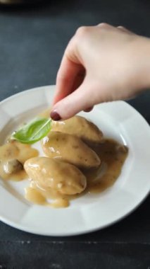 quenelles balık sosu konserve yemek kavanozu bir tabağa yemek koymak aperatif yemek aperatifleri masa üzerinde fotokopi yemek arka planı 