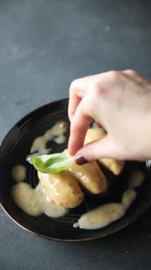 quenelles balık sosu konserve yemek kavanozu bir tabağa yemek koymak aperatif yemek aperatifleri masa üzerinde fotokopi yemek arka planı 
