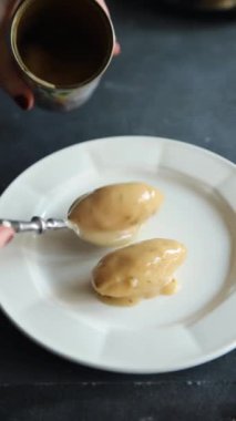 quenelles balık sosu konserve yemek kavanozu bir tabağa yemek koymak aperatif yemek aperatifleri masa üzerinde fotokopi yemek arka planı 