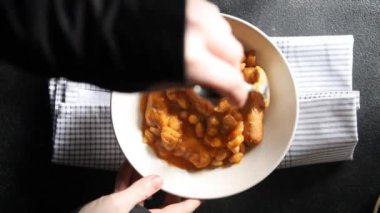 Fasulye sosisi, domates sosu, taze yemek aperatifler, masada atıştırmalıklar, fotokopi, arka plan, kırsal alan manzarası.