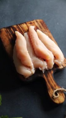 Çiğ tavuk eti, taze pişmiş aperatifler masada atıştırmalıklar fotokopi uzay yiyecekleri arka plan kırsal manzarası