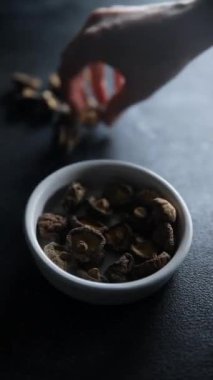 Shiitake kurutulmuş mantar aperatifi masaya yemek atıştırmalığı fotokopi uzayı yemek arka plan kırsal üst görüş keto veya paleo diyet vejetaryen yemek