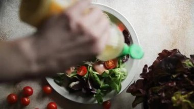 Jamon salatası yeşil yaprak marul, domates, salata sosu aperatif yemek atıştırmalığı fotokopi masasında uzay yemeği arka plan kırsal üst görünüm keto veya paleo diyeti