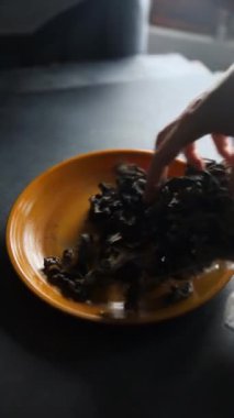 siyah mantar kurutulmuş yemek atıştırmalığı masanın üzerinde fotokopi alanı arka plan kırsal üst görünüm