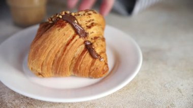 Kruvasan, tatlı fırın, taze aperatif, meze, abur cubur, fotokopi, uzay yemeği arka plan, kırsal üst manzara.