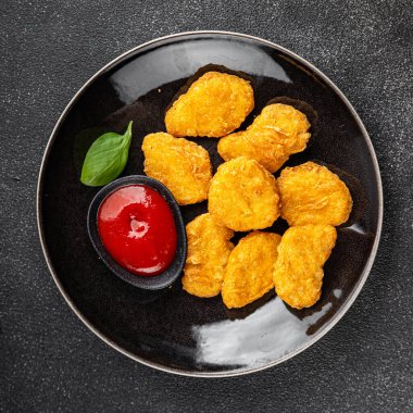 nugget tavuk eti kızarmış taze yemek aperatifi masanın üzerinde fotokopi uzayı yiyecek arka plan kırsal manzarası