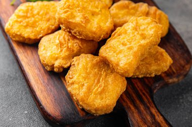 nugget tavuk eti kızarmış taze yemek aperatifi masanın üzerinde fotokopi uzayı yiyecek arka plan kırsal manzarası