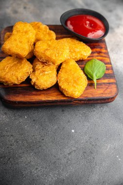 nugget tavuk eti kızarmış taze yemek aperatifi masanın üzerinde fotokopi uzayı yiyecek arka plan kırsal manzarası