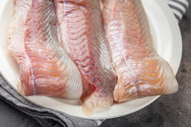 Çiğ çiğ balık morina balığı ya da taze yemek atıştırmalığı masada fotokopi uzayı arka plan kırsal üst görüş keto ya da paleo diyet vejetaryen yemeği