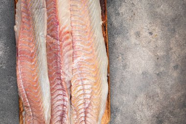 Çiğ çiğ balık morina balığı ya da taze yemek atıştırmalığı masada fotokopi uzayı arka plan kırsal üst görüş keto ya da paleo diyet vejetaryen yemeği