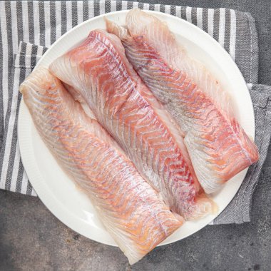 Çiğ çiğ balık morina balığı ya da taze yemek atıştırmalığı masada fotokopi uzayı arka plan kırsal üst görüş keto ya da paleo diyet vejetaryen yemeği