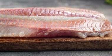 Çiğ çiğ balık morina balığı ya da taze yemek atıştırmalığı masada fotokopi uzayı arka plan kırsal üst görüş keto ya da paleo diyet vejetaryen yemeği