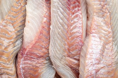 Çiğ çiğ balık morina balığı ya da taze yemek atıştırmalığı masada fotokopi uzayı arka plan kırsal üst görüş keto ya da paleo diyet vejetaryen yemeği