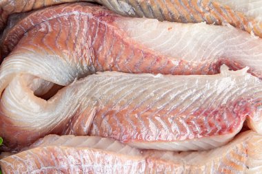 Çiğ çiğ balık morina balığı ya da taze yemek atıştırmalığı masada fotokopi uzayı arka plan kırsal üst görüş keto ya da paleo diyet vejetaryen yemeği