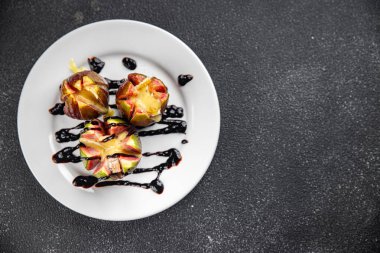 Peynirli camembert ya da brie taze yemek aperatifleri ile pişirilmiş incir. Arka plan fotokopisi. Kırsal üst görüş keto ya da paleo diyet vejetaryen yemeği.