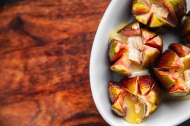 Peynirli camembert ya da brie taze yemek aperatifleri ile pişirilmiş incir. Arka plan fotokopisi. Kırsal üst görüş keto ya da paleo diyet vejetaryen yemeği.