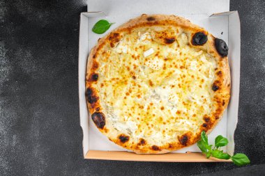 Pizza dört çeşit peynirli mozzarella, mavi peynir, camembert peyniri ve çedar taze yemek atıştırmalığı fotokopi masasında.