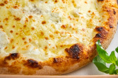 Pizza dört çeşit peynirli mozzarella, mavi peynir, camembert peyniri ve çedar taze yemek atıştırmalığı fotokopi masasında.