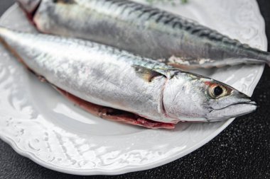 Çiğ uskumru çiğ balık taze deniz ürünleri. Masanın üzerinde taze yemek. Fotokopi.