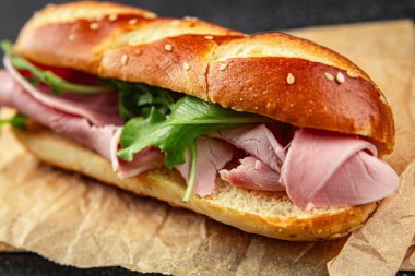 jambonlu sandviç et taze yemek aperatifi masanın üzerinde fotokopi uzay yemeği arka plan kırsal manzarası