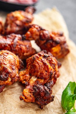 Tavuk kanatları ızgarada kızarmış kümes hayvanları taze yemek atıştırmalıkları fotokopi masasında arka plan yiyecek kırsal manzarası