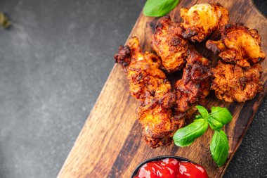 Tavuk kanatları ızgarada kızarmış kümes hayvanları taze yemek atıştırmalıkları fotokopi masasında arka plan yiyecek kırsal manzarası