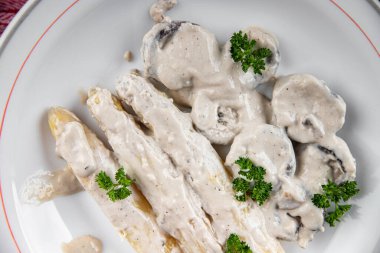 beyaz kuşkonmaz krema soslu taze yemek aperatifi masada fotokopi uzayı arka plan kırsal üst görüş keto veya paleo diyet vejetaryen gıda