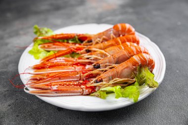 Langoustine deniz ürünleri karidesleri masada taze yiyecek fotokopisi uzay yiyecekleri arka plan kırsal