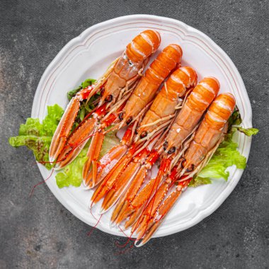 Langoustine deniz ürünleri karidesleri masada taze yiyecek fotokopisi uzay yiyecekleri arka plan kırsal