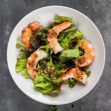Karides salatası karidesler ya da langoustinler yeşil yaprak marulu taze yemek aperatifleri masanın üzerinde fotokopi uzayı arka planı kırsal üst görünüm keto ya da paleo diyeti vejetaryen yemeği