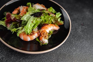 Karides salatası karidesler ya da langoustinler yeşil yaprak marulu taze yemek aperatifleri masanın üzerinde fotokopi uzayı arka planı kırsal üst görünüm keto ya da paleo diyeti vejetaryen yemeği