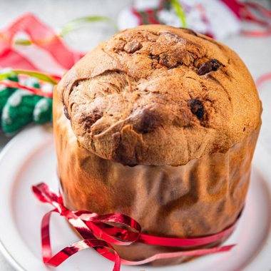 Panettone tatlı noel pastası lezzetli fırınlanmış ürünler Noel arkaplanı Yılbaşı tatili taze yemek atıştırmalıkları masa arkasında fotokopi alanı arka plan kırsal manzarası