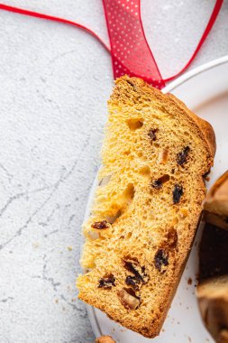 Panettone tatlı noel pastası lezzetli fırınlanmış ürünler Noel arkaplanı Yılbaşı tatili taze yemek atıştırmalıkları masa arkasında fotokopi alanı arka plan kırsal manzarası