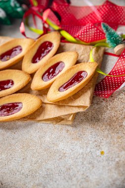 Çilekli reçel teknesi tatlı noel kurabiyeleri lezzetli fırınlanmış ürünler Noel arkaplanı yeni yıl tatili taze yemek abur cuburları masa üzerinde fotokopi uzay yiyecekleri arka plan kırsal manzarası