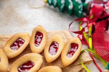 Çilekli reçel teknesi tatlı noel kurabiyeleri lezzetli fırınlanmış ürünler Noel arkaplanı yeni yıl tatili taze yemek abur cuburları masa üzerinde fotokopi uzay yiyecekleri arka plan kırsal manzarası