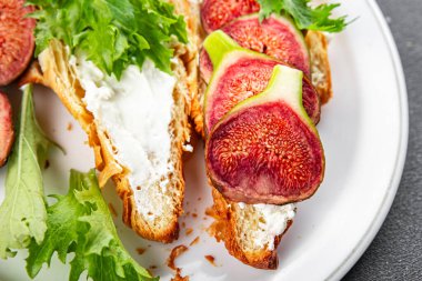 İncirli sandviç, krem peynirli kruvasan masa üzerinde taze yemek yiyecekler fotokopi alanı arka plan kırsal manzarası