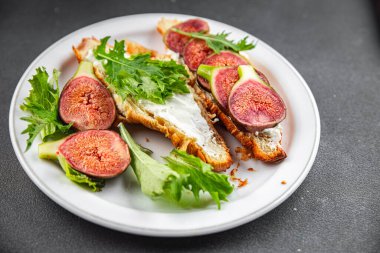 İncirli sandviç, krem peynirli kruvasan masa üzerinde taze yemek yiyecekler fotokopi alanı arka plan kırsal manzarası