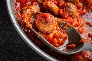 Köfteler, domates sosu taze yemek atıştırmalıkları fotokopi masasında yiyecek arka planının kırsal manzarası