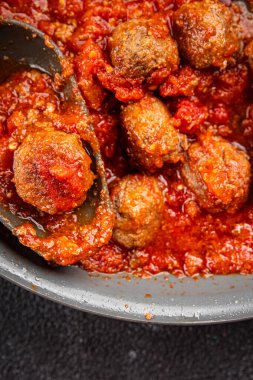 Köfteler, domates sosu taze yemek atıştırmalıkları fotokopi masasında yiyecek arka planının kırsal manzarası