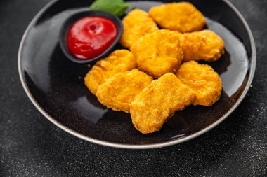 Tavuklu nugget. Kızarmış et. Yemek. Masanın üzerinde.