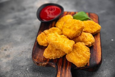 Tavuklu nugget. Kızarmış et. Yemek. Masanın üzerinde.