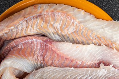 balık çiğ fileto beyaz morina ya da masa üzerinde halibut taze yiyecek fotokopi uzay yiyecek arka plan kırsal üst görünüm